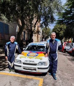 Da sinistra il copilota Pompei e il pilota Coda al Rally Storico Costa Smeralda